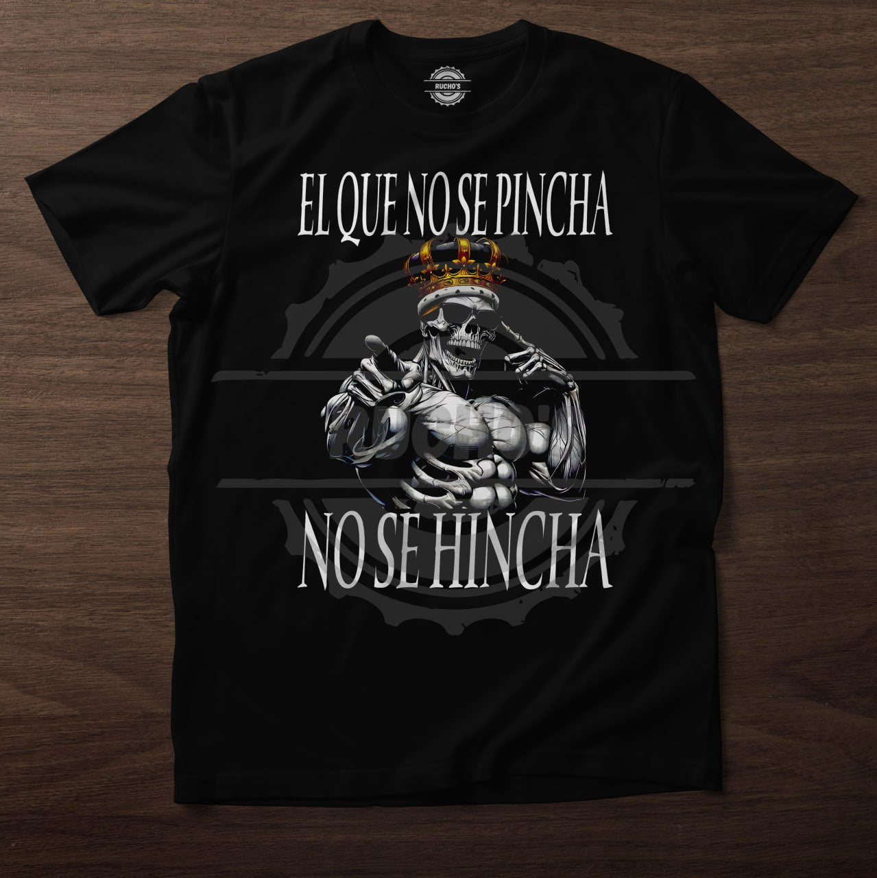 Playera Gym "El Que No Se Pincha, No Se Hincha" – Calavera Musculosa con Corona