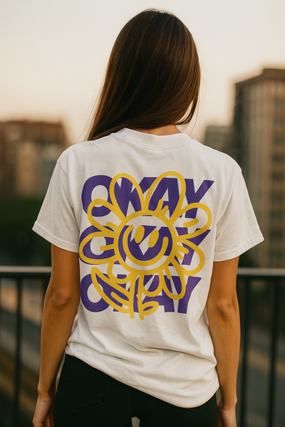 Playera OKAY con flor sonriente – Estilo pop art urbano